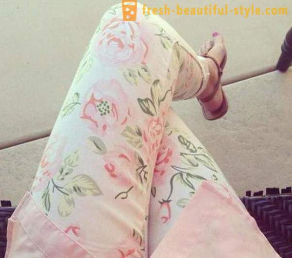 Modische Hose mit Blumen -, was zu tragen, Beratung Stylisten und die beste Kombination aus
