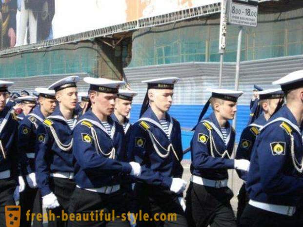 Casual und Uniform der Marine