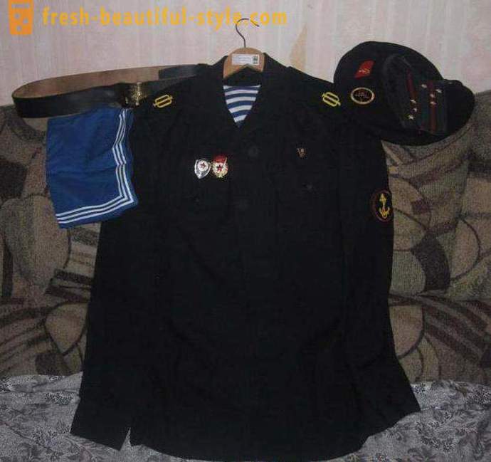 Casual und Uniform der Marine