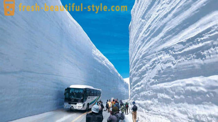 Erstaunlich Schnee Korridor in Japan