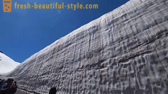 Erstaunlich Schnee Korridor in Japan