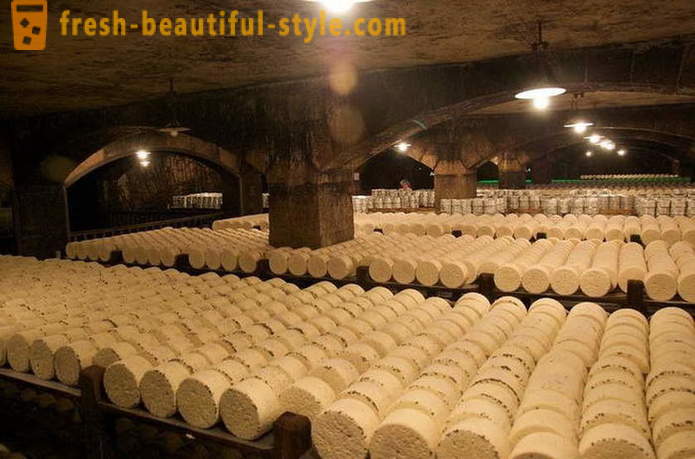 Der Herstellungsprozess von Französisch Roquefort-Käse aus alten Rezepten