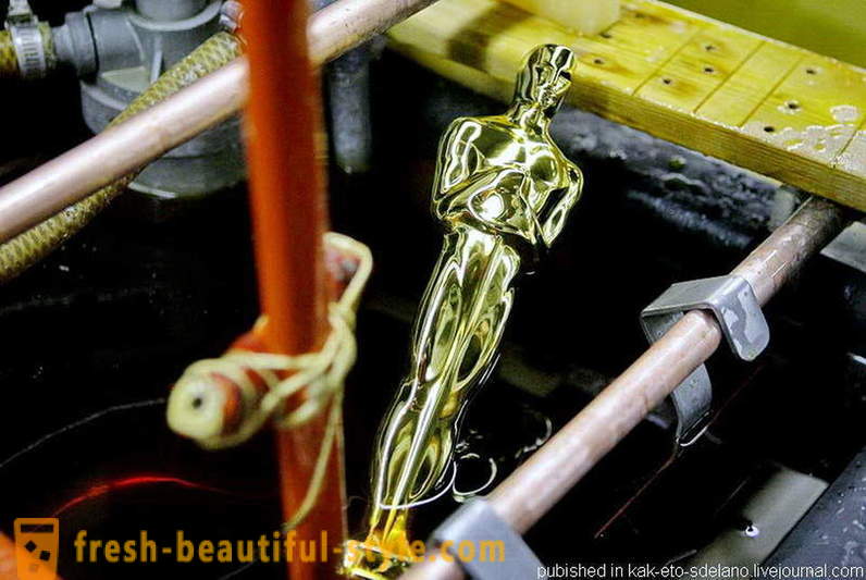 Wie die berühmte Statue „Oscar“ machen