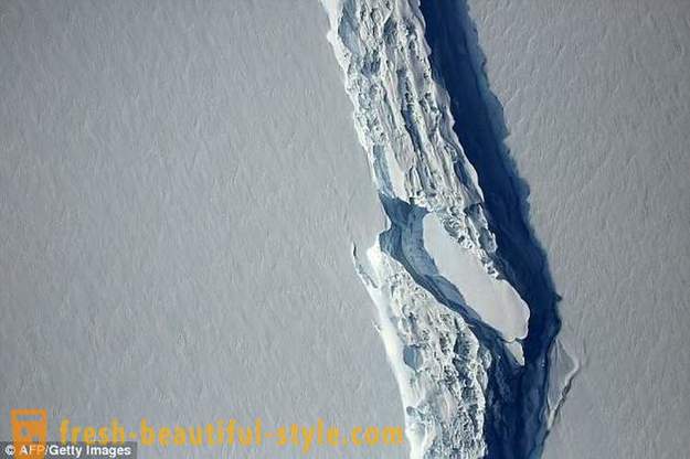 Eisberg in der Antarktis brach eine Fläche von mehr als zwei von Moskau aus