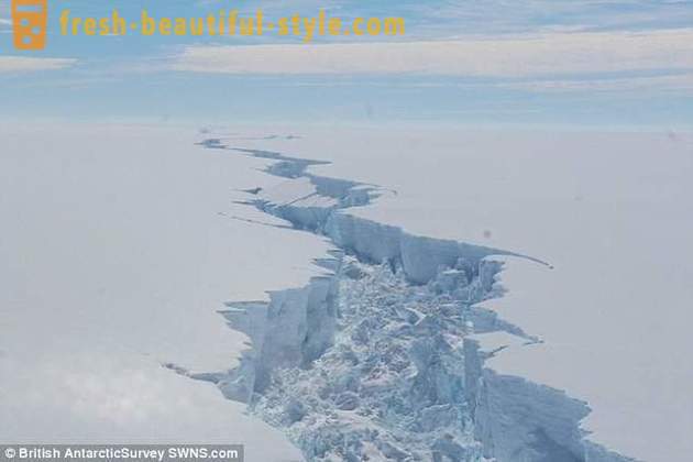 Eisberg in der Antarktis brach eine Fläche von mehr als zwei von Moskau aus