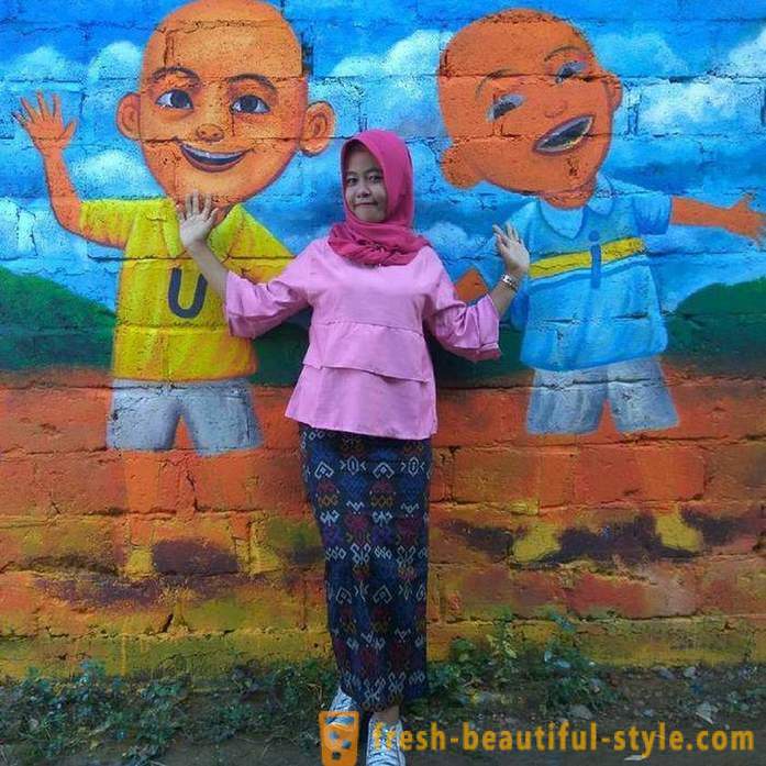 Häuser in dem indonesischen Dorf in allen Farben des Regenbogens gemalt