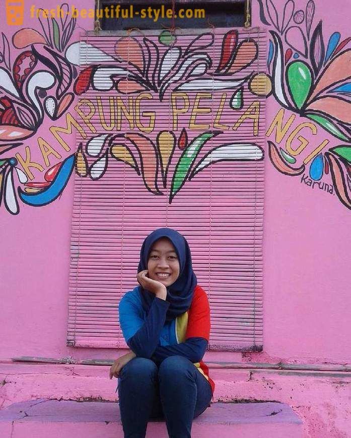 Häuser in dem indonesischen Dorf in allen Farben des Regenbogens gemalt
