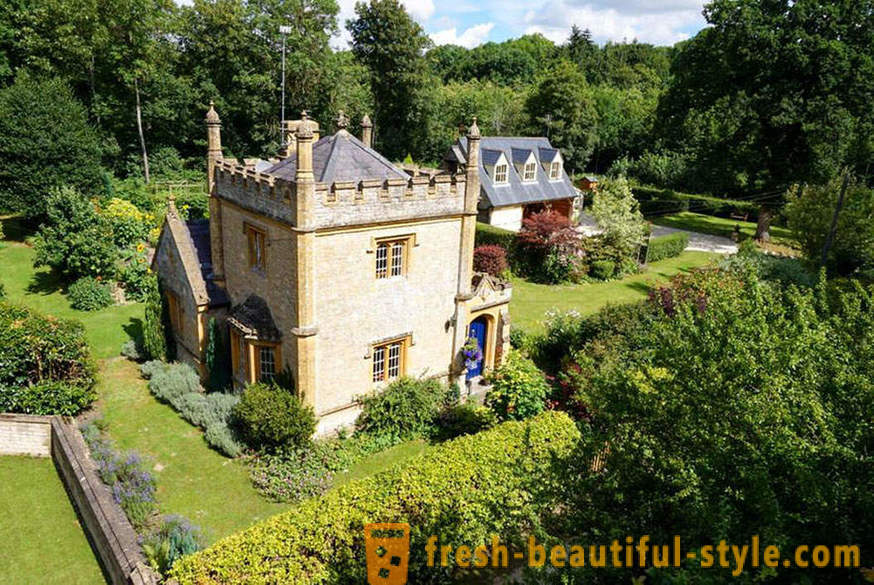 Eine Miniatur-Schloss in Warwickshire kann zu einem vernünftigen Preis gekauft werden