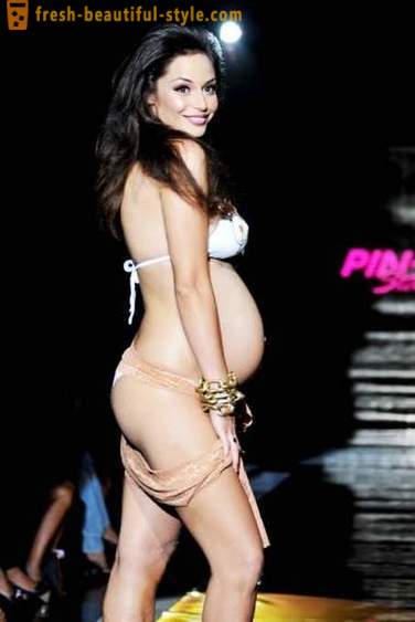 Verunreinigen in einer interessanten Position: Irina Shayk und andere schwangere Model, das mutig auf das Podium nahm