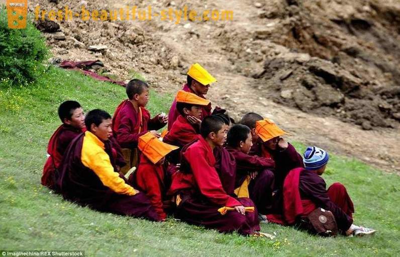 Die größte buddhistische Akademie in der Welt für 40.000 TV Mönchen verboten, aber iPhones erlaubt