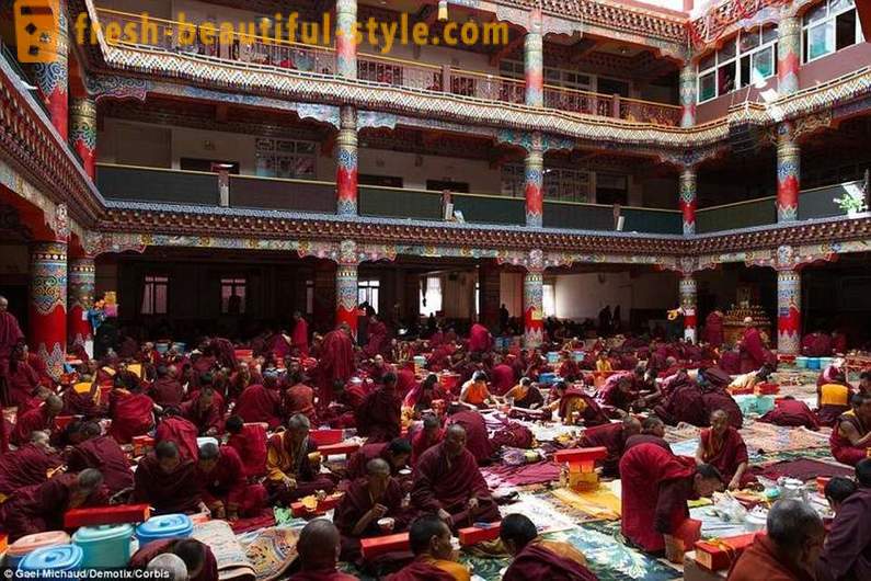 Die größte buddhistische Akademie in der Welt für 40.000 TV Mönchen verboten, aber iPhones erlaubt