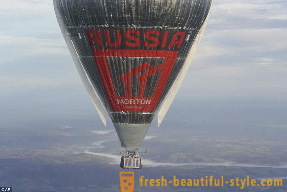 Russische Priester Fedor Konyukhov einen Weltrekord für die Welt-Tour in einem Ballon