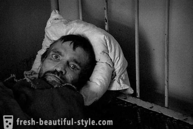 Shocking Arbeit des Fotografen, der in einem psychiatrischen Krankenhaus gelebt