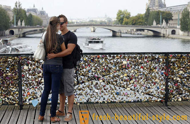 Million Liebesbeweise von dem Pont des Arts in Paris entfernt