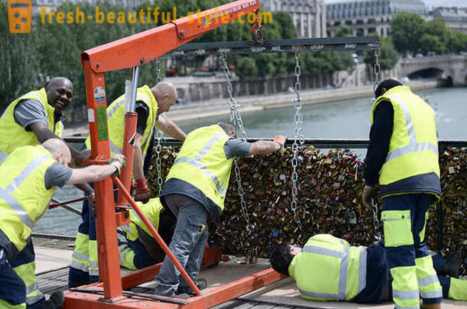 Million Liebesbeweise von dem Pont des Arts in Paris entfernt