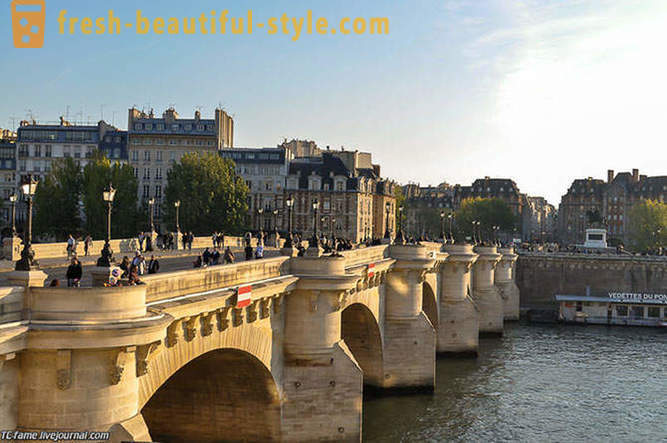 Gehen Sie über die Brücken von Paris