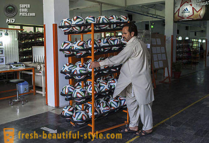 Die Produktion der offiziellen WM 2014 Bälle in Pakistan