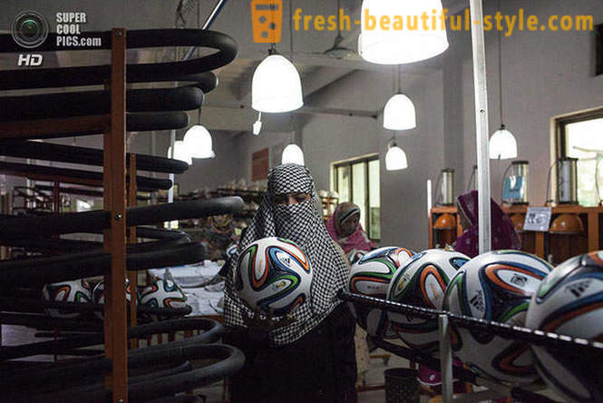 Die Produktion der offiziellen WM 2014 Bälle in Pakistan