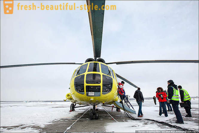 Fliegen mit dem Hubschrauber Mi-8 auf Schnee Surgut