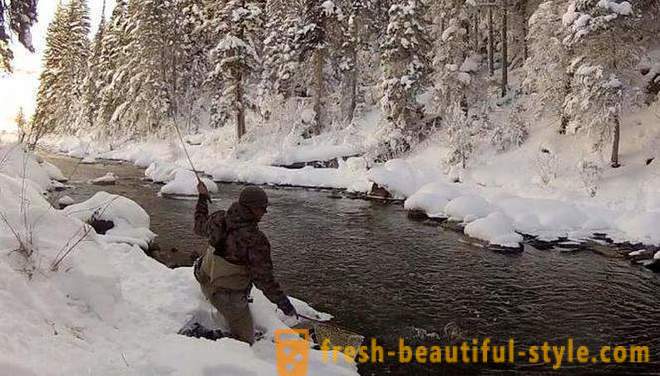 Winterfischen auf dem Fluss Ob in Barnaul