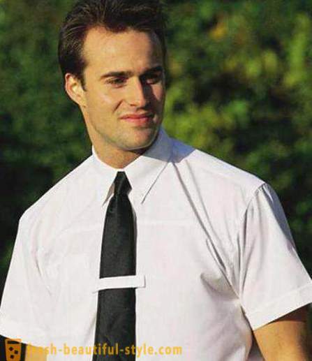 Binden Sie ein kurzärmeliges Hemd zu diesem Thema. Das Tragen von Krawatte ummantelten Kurzarm (Foto). Kann ich eine Krawatte mit einem Hemd mit kurzen Ärmeln auf Etikette tragen?