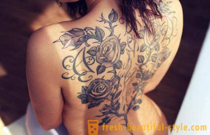 Tattoos für Mädchen auf der Rückseite: Stile, Designs, Optionen