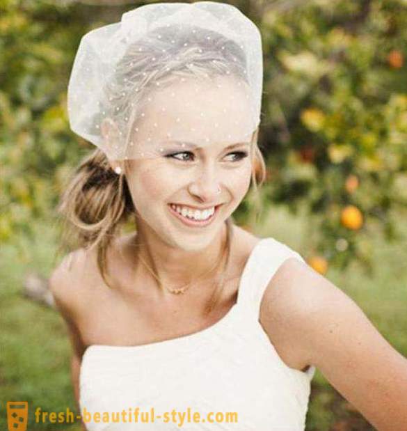 Hochzeitsfrisur für mittleres Haar mit einem Schleier mit ihren Händen (Foto)