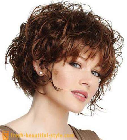 Lockiges Haar: Styling, Frisuren, Haarschnitt. Kurzhaarschnitt zu dem lockigen Haare