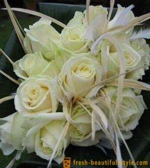 Ein Bouquet aus weißen Rosen: wann und wie Sie spenden