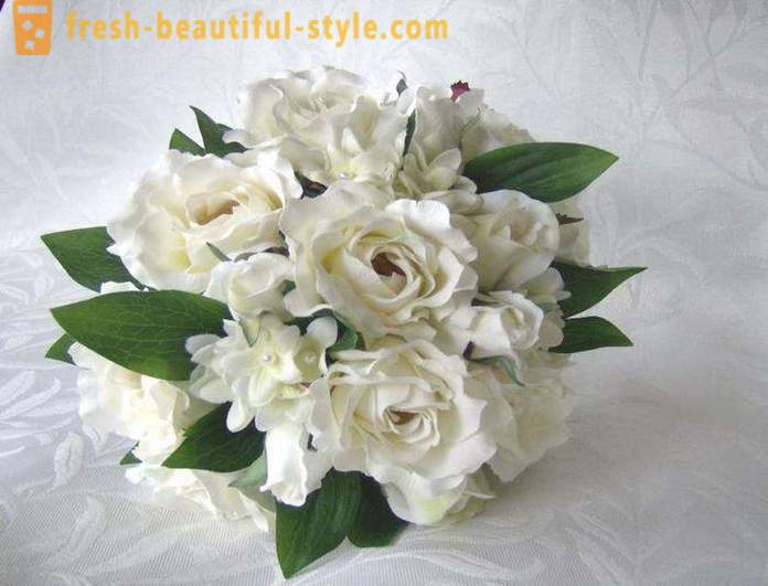 Ein Bouquet aus weißen Rosen: wann und wie Sie spenden