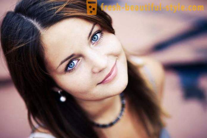 Brunette mit blauen Augen - eine unerwartete und wunderbare Kombination
