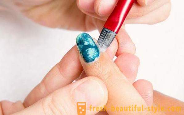 Flüssiges Edelstein auf Ihren Nägeln. einzigartige Maniküre